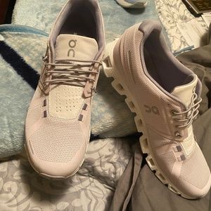 Women on cloud gym shoes size 11